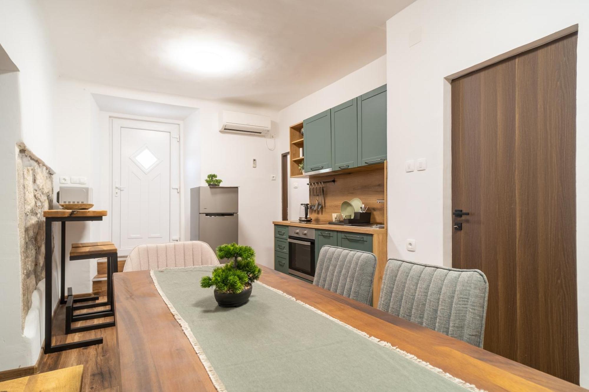 Aparthotel Old Stone House *
